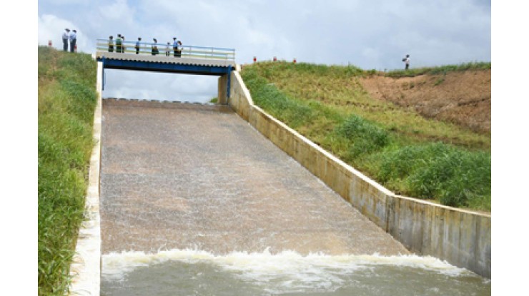 ရန်ကုန်တိုင်းဒေသကြီး ဝန်ကြီးချုပ် ငမိုးရိပ်ရေလှောင်တမံနှင့် ရေပိုလွှဲများကြံ့ခိုင်မှု၊ ရေထိန်းညှိလွှတ်ပေးနေမှုများ ကွင်းဆင်းကြည့်ရှုစစ်ဆေး