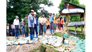 မအူပင်မြို့၌ ထူးပေါက်၍ မြေကျွံကျမှုအား ကြည့်ရှုစစ်ဆေး