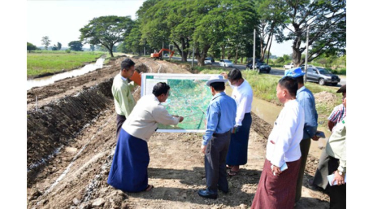 နေပြည်တော်ကောင်စီ ဥက္ကဋ္ဌ ဦးသန်းထွန်းဦး ရာမုန်တိုင်းသက်ရောက်မှုကြောင့် ထိခိုက်ခဲ့သည့် ရေဆင်းဆည်ရေ သောက်စနစ်မြောင်းများ ပြုပြင်နေမှု ကွင်းဆင်းကြည့်ရှုစစ်ဆေး